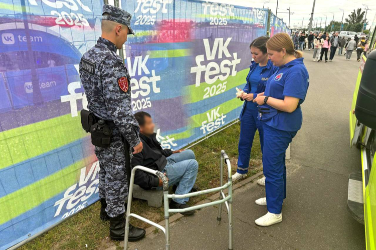 В Казани военнослужащие Росгвардии пришли на помощь почувствовавшему себя плохо мужчине