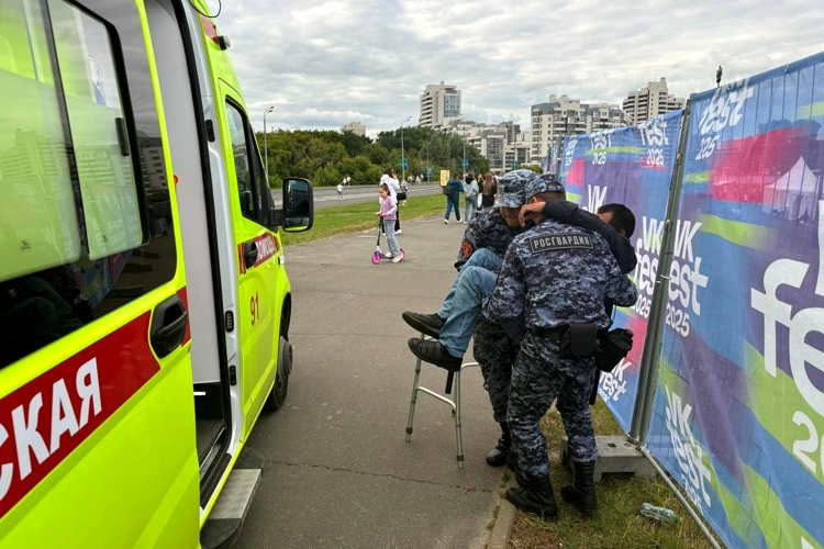 В Казани военнослужащие Росгвардии пришли на помощь почувствовавшему себя плохо мужчине