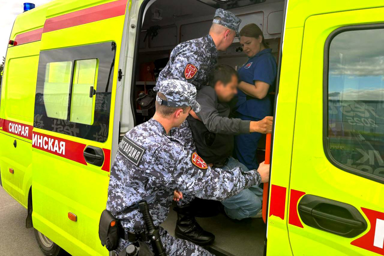 В Казани военнослужащие Росгвардии пришли на помощь почувствовавшему себя плохо мужчине