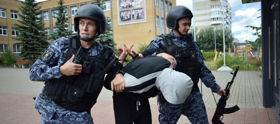 В Казани сотрудники Росгвардии приняли участие во всероссийских учениях по отработке действий при террористических угрозах в образовательных учреждениях 