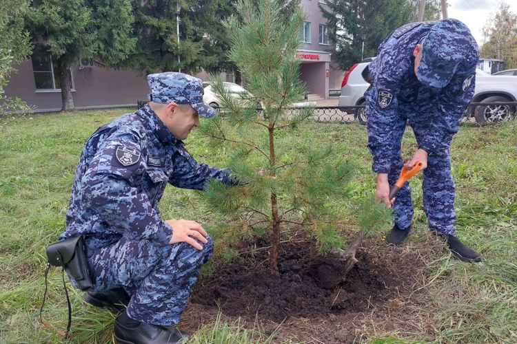 В Нижнекамске сотрудники вневедомственной охраны Росгвардии приняли участие во Всероссийском субботнике «Зеленая Россия»