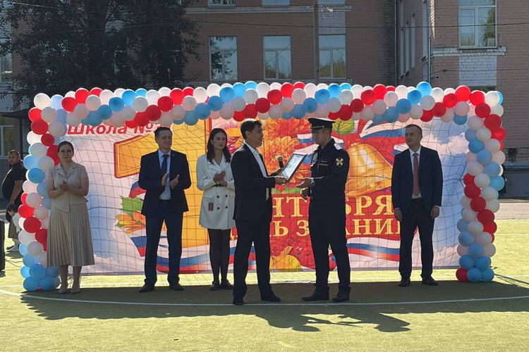 Росгвардейцы выполнили задачу по обеспечению безопасности мероприятий, посвящённых Дню знаний, и приняли участие в школьных линейках