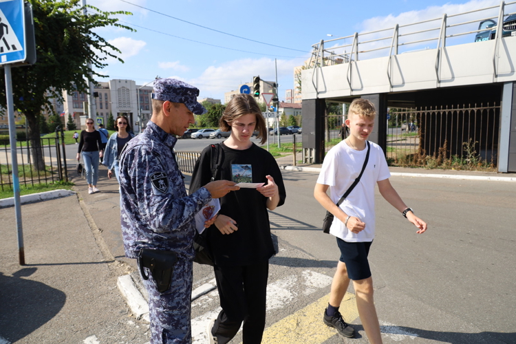 Мобильный агитационный пункт Росгвардии провел работу в столице Татарстана