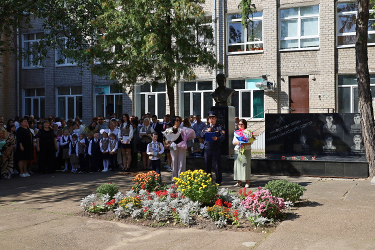 Росгвардейцы выполнили задачу по обеспечению безопасности мероприятий, посвящённых Дню знаний, и приняли участие в школьных линейках