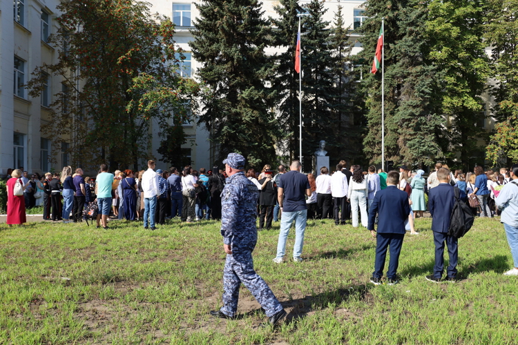 Росгвардейцы выполнили задачу по обеспечению безопасности мероприятий, посвящённых Дню знаний, и приняли участие в школьных линейках