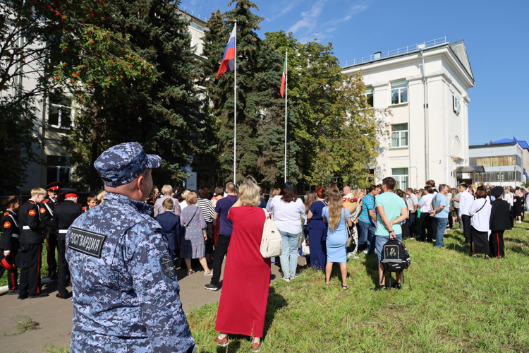 Росгвардейцы выполнили задачу по обеспечению безопасности мероприятий, посвящённых Дню знаний, и приняли участие в школьных линейках