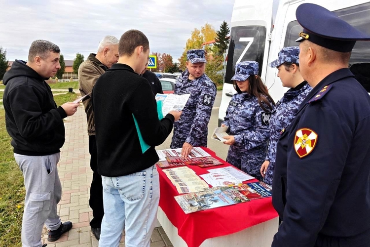 Сотрудники вневедомственной охраны Росгвардии провели в Пестрецах агитационное мероприятие по привлечению на службу