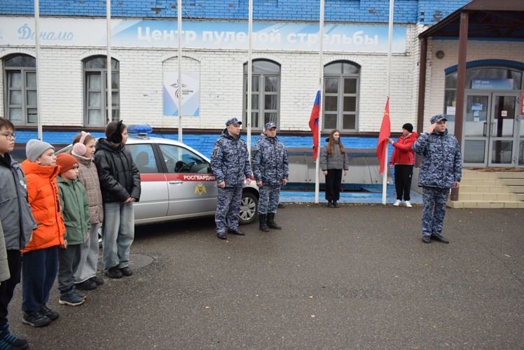 В Казани сотрудники вневедомственной охраны Росгвардии встретились с участниками «Гвардейской смены»