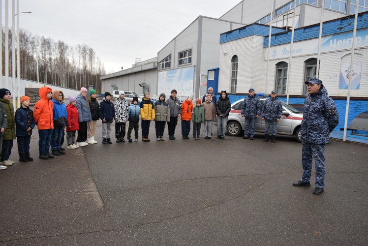 В Казани сотрудники вневедомственной охраны Росгвардии встретились с участниками «Гвардейской смены»