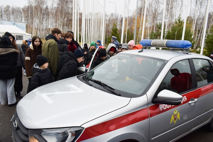 В Казани сотрудники вневедомственной охраны Росгвардии встретились с участниками «Гвардейской смены»