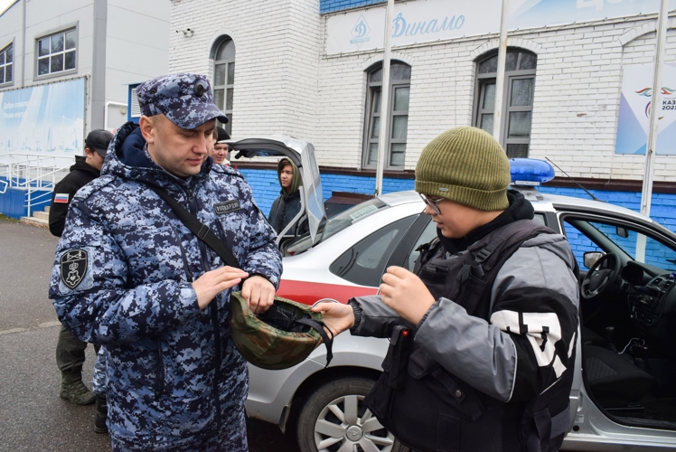 В Казани сотрудники вневедомственной охраны Росгвардии встретились с участниками «Гвардейской смены»