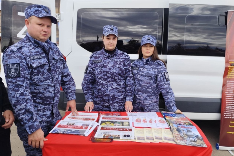Сотрудники вневедомственной охраны Росгвардии провели в Пестрецах агитационное мероприятие по привлечению на службу