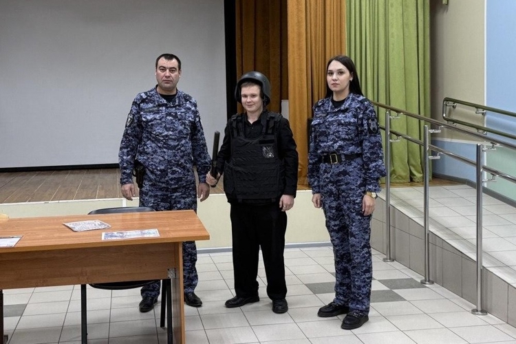 В Елабуге сотрудники Росгвардии побеседовали со школьниками о профессии правоохранителя 