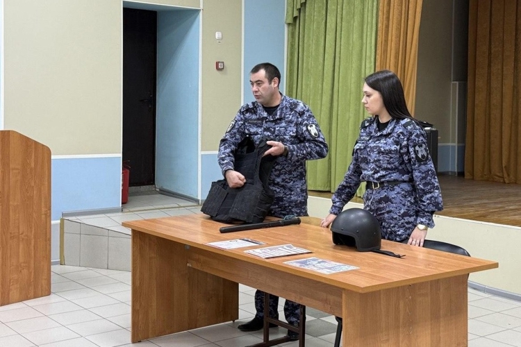 В Елабуге сотрудники Росгвардии побеседовали со школьниками о профессии правоохранителя 