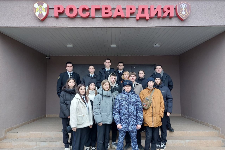 В Нижнекамске сотрудники вневедомственной охраны Росгвардии провели для студентов «День открытых дверей» 