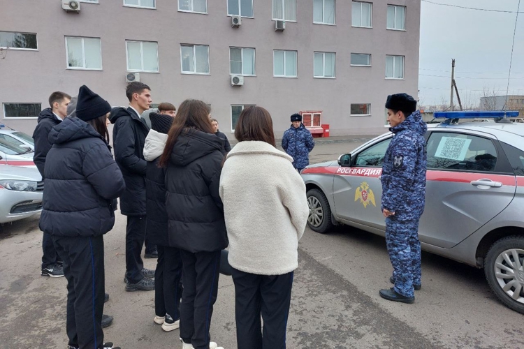 В Нижнекамске сотрудники вневедомственной охраны Росгвардии провели для студентов «День открытых дверей» 