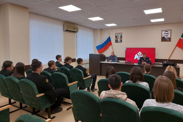 В Нижнекамске сотрудники вневедомственной охраны Росгвардии провели для студентов «День открытых дверей» 