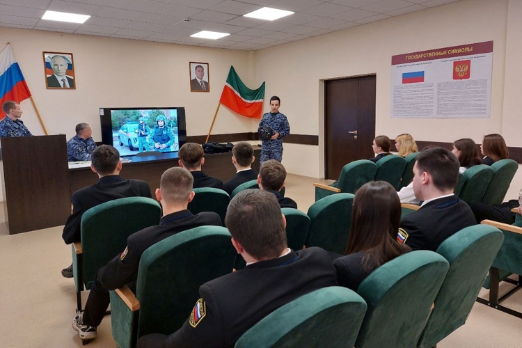 В Нижнекамске сотрудники вневедомственной охраны Росгвардии провели для студентов «День открытых дверей» 