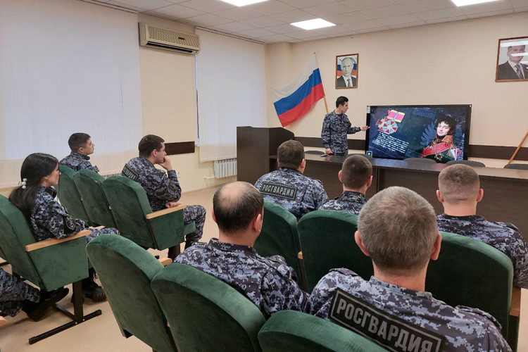В Нижнекамске сотрудники Росгвардии провели памятные мероприятия, посвященные 256-й годовщине со дня рождения Евграфа Комаровского 