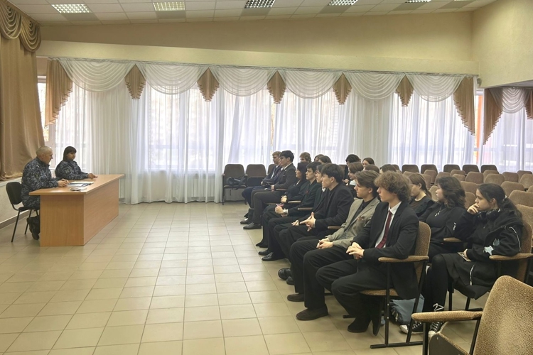В Татарстане сотрудники Росгвардии проводят тематические уроки для школьников и знакомят их со службой