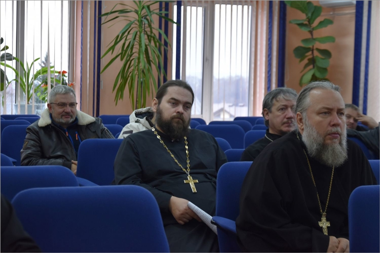 Сотрудники ОМОН «Тайфун» выступили на межведомственной встрече с духовенством