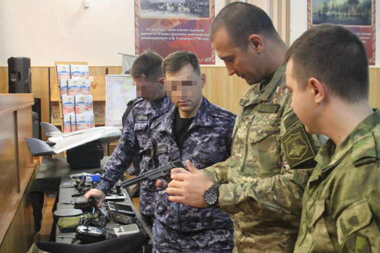 Военнослужащие казанского полка Росгвардии встретились с Героем России Расимом Баксиковым