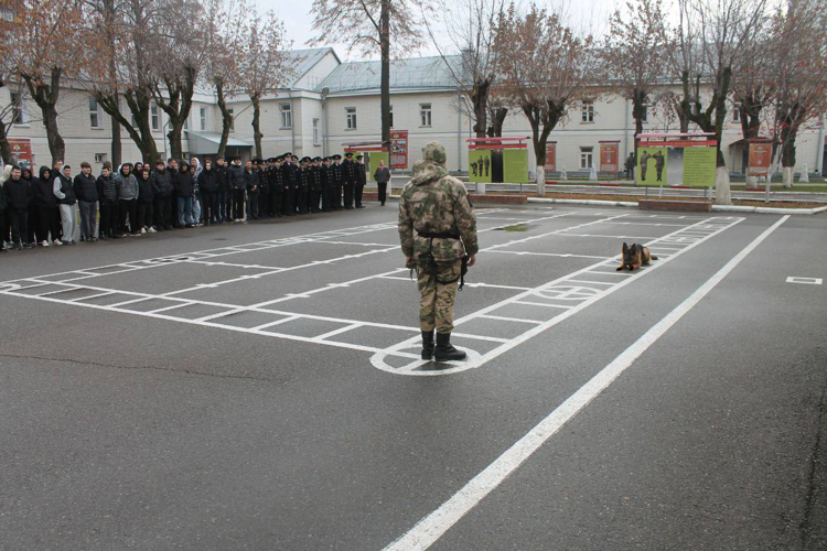 В казанском полку Росгвардии будущих призывников познакомили с военной службой