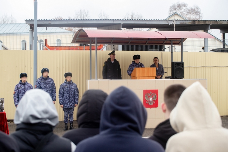 В казанском полку Росгвардии будущих призывников познакомили с военной службой