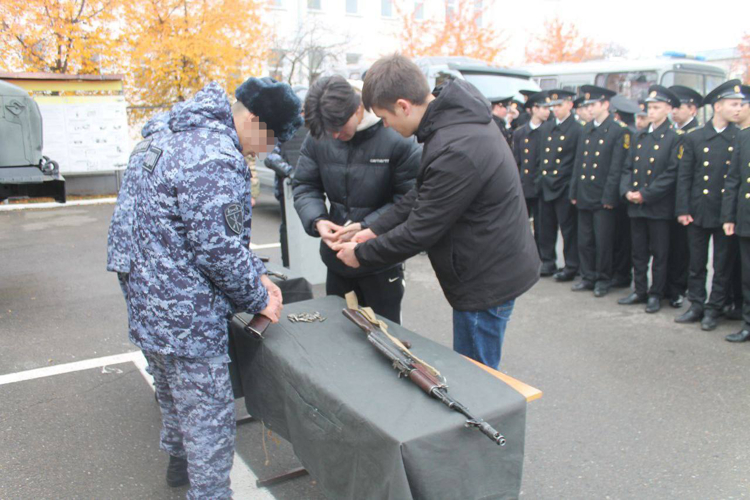 В казанском полку Росгвардии будущих призывников познакомили с военной службой