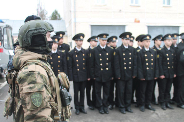 В казанском полку Росгвардии будущих призывников познакомили с военной службой