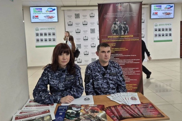 В Казани сотрудники Росгвардии провели профориентационную встречу со студентами юридического колледжа 