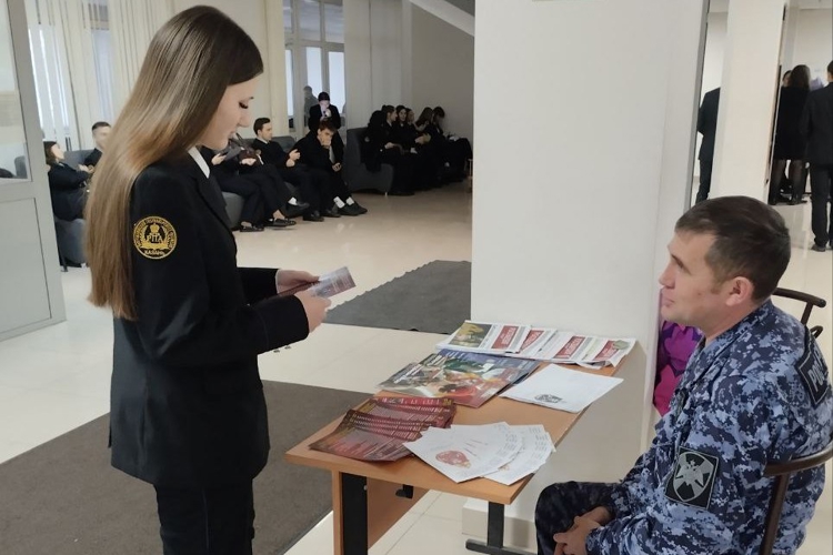 В Казани сотрудники Росгвардии провели профориентационную встречу со студентами юридического колледжа 