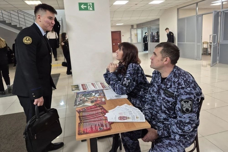 В Казани сотрудники Росгвардии провели профориентационную встречу со студентами юридического колледжа 