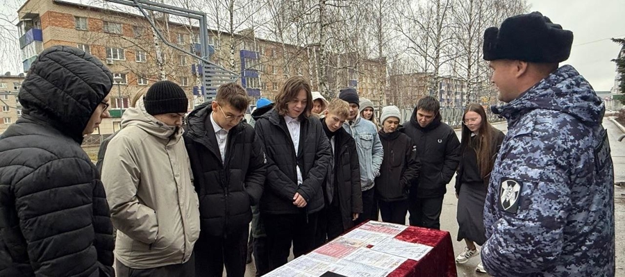 В Менделеевске сотрудники вневедомственной охраны Росгвардии провели профориентационный урок для школьников