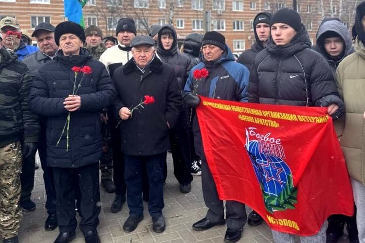 В Чистополе росгвардейцы почтили память Героев Отечества