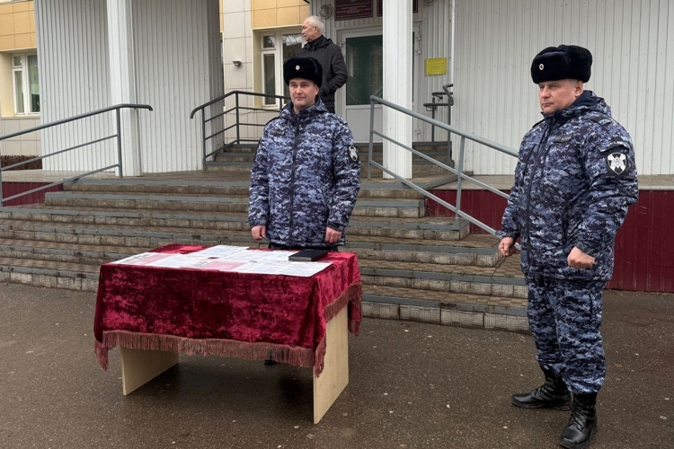 В Менделеевске сотрудники вневедомственной охраны Росгвардии провели профориентационный урок для школьников
