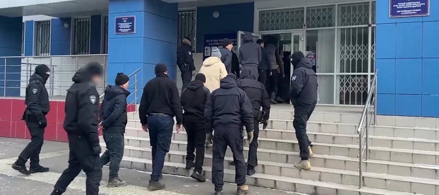 В Казани бойцы ОМОН Росгвардии помогли задержать 12 работавших в автомастерской нелегальных мигрантов