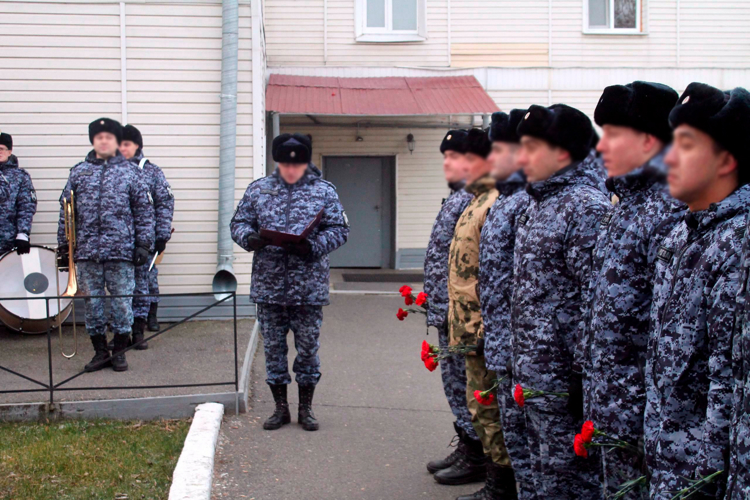 В Казани в честь Дня Героев Отечества росгвардейцы возложили цветы к памятнику военнослужащим, погибшим при выполнении воинского долга