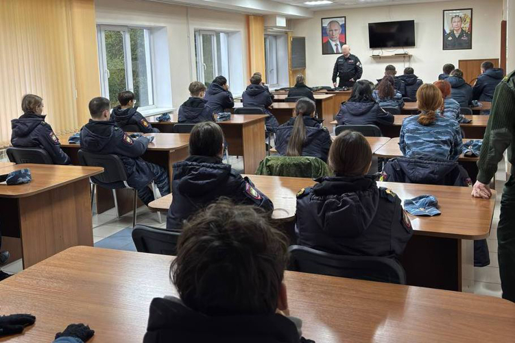Сотрудники ОМОН «Тайфун» провели день открытых дверей для кадетов из Набережных Челнов