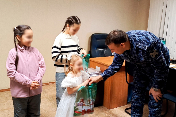 В Набережных Челнах сотрудники вневедомственной охраны Росгвардии устроили новогодний праздник для детей сотрудников и гражданского персонала