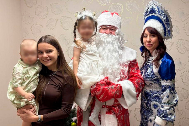 В Казани Дед Мороз и Снегурочка из городского управления вневедомственной охраны Росгвардии поздравили с Новым годом детей своих коллег