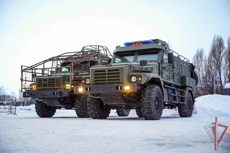 Росгвардейцы организовали выставку вооружения и техники для болельщиков баскетбольного матча в Казани