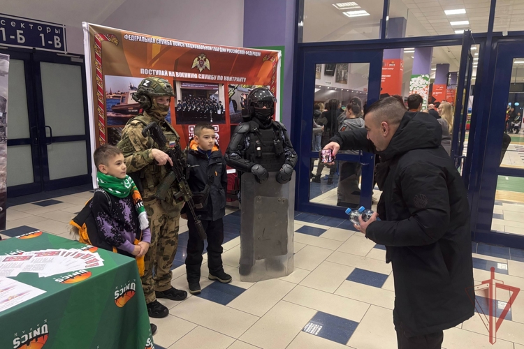 Росгвардейцы организовали выставку вооружения и техники для болельщиков баскетбольного матча в Казани
