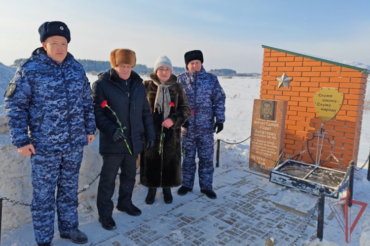 В Буинске росгвардейцы приняли участие в митинге, посвященном памяти милиционеров, погибших при исполнении служебных обязанностей