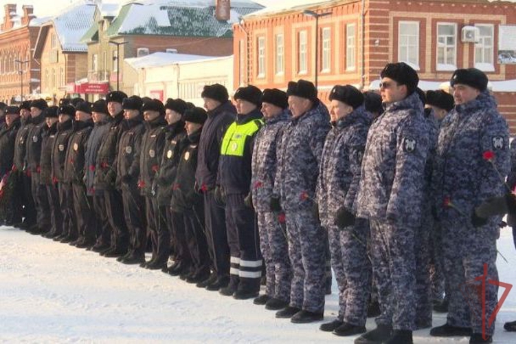 В Буинске росгвардейцы приняли участие в митинге, посвященном памяти милиционеров, погибших при исполнении служебных обязанностей
