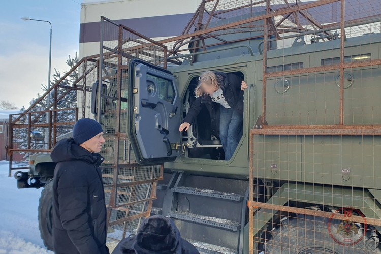 Сотрудники казанского СОБР рассказали воспитанникам чистопольского военно-патриотического клуба о своей работе