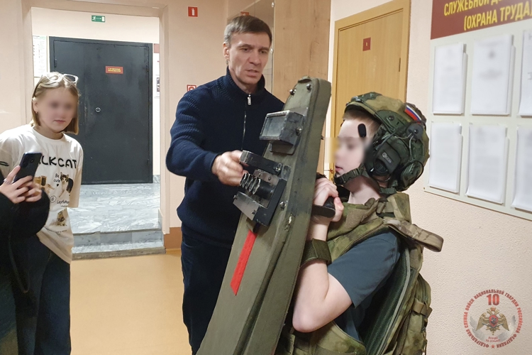 Сотрудники казанского СОБР рассказали воспитанникам чистопольского военно-патриотического клуба о своей работе