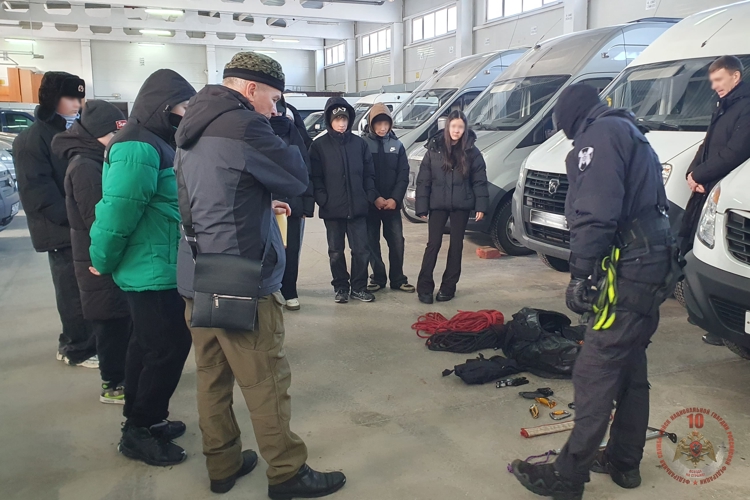Сотрудники казанского СОБР рассказали воспитанникам чистопольского военно-патриотического клуба о своей работе