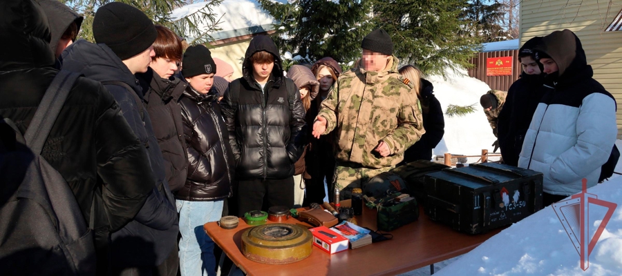 Бойцы ОМОН «Ак Барс» Росгвардии провели день открытых дверей для казанских школьников