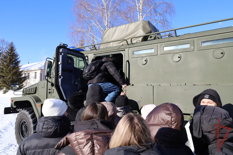 Бойцы ОМОН «Ак Барс» Росгвардии провели день открытых дверей для казанских школьников